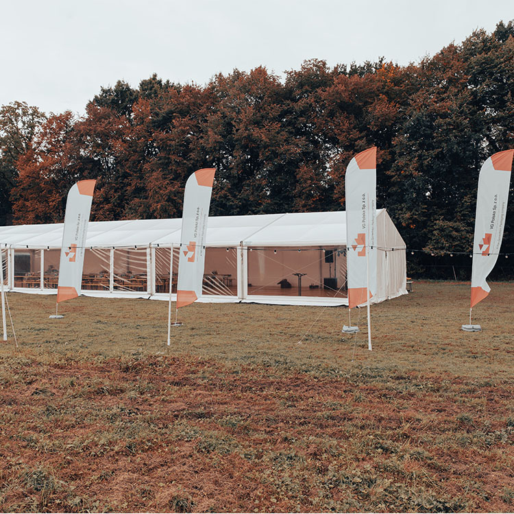 Impreza pod namiotem w lesie