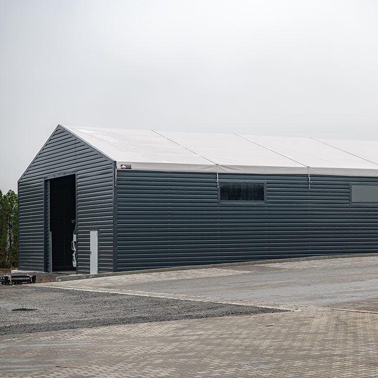 Hala magazynowa z bramą otwieraną