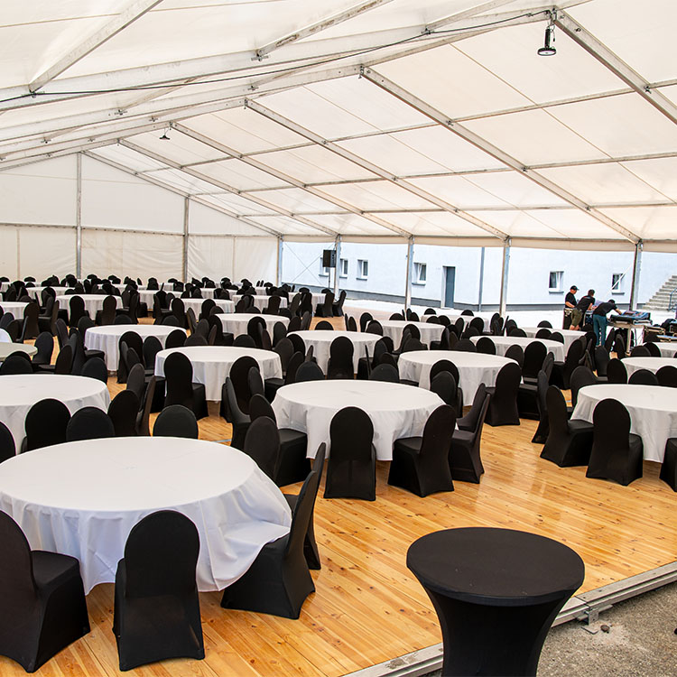 Stoły okrągłe z wystawnymi krzesłami do hali namiotowej